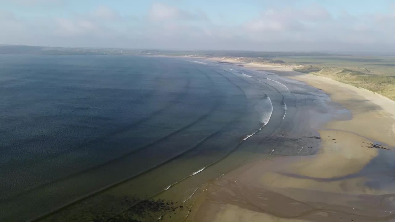 英国苏格兰北部海岸瑟索附近的Dunnet海滩的4k无人机镜头视频素材