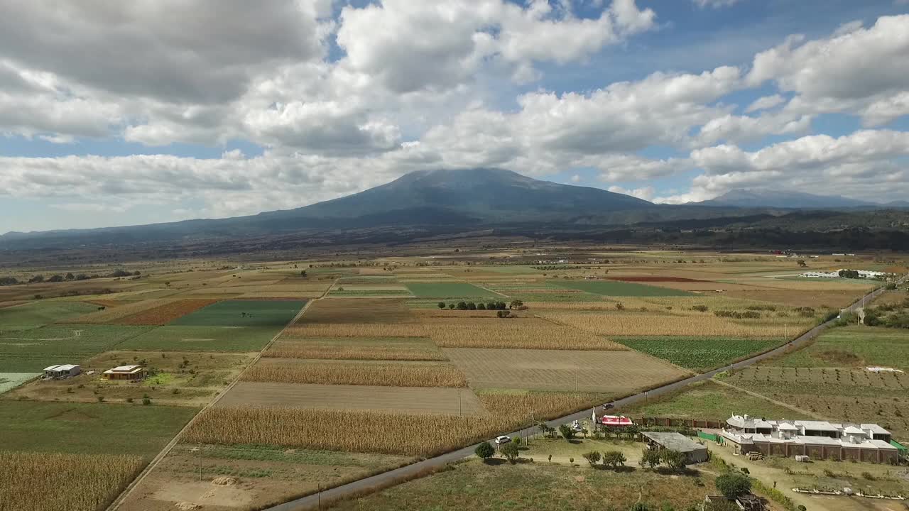 无人机拍摄的乡村公路和波波卡特佩特火山多利视频素材