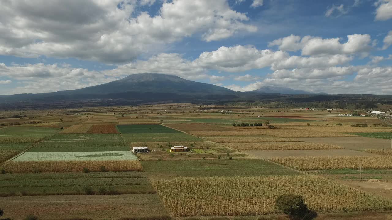 无人机小车在波波卡特佩特火山，田野和道路的航拍视频素材