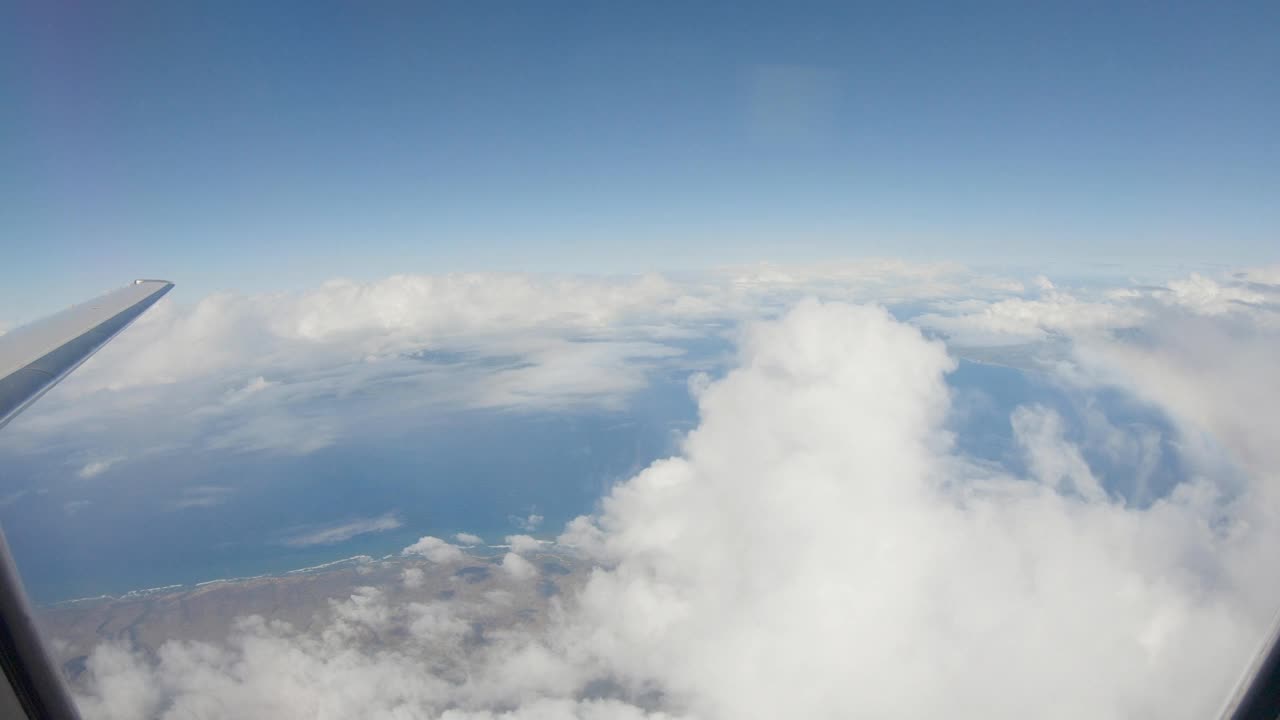 从商用飞机上看。飞机在太平洋上空起飞。令人惊叹的景色通过槽云视频素材