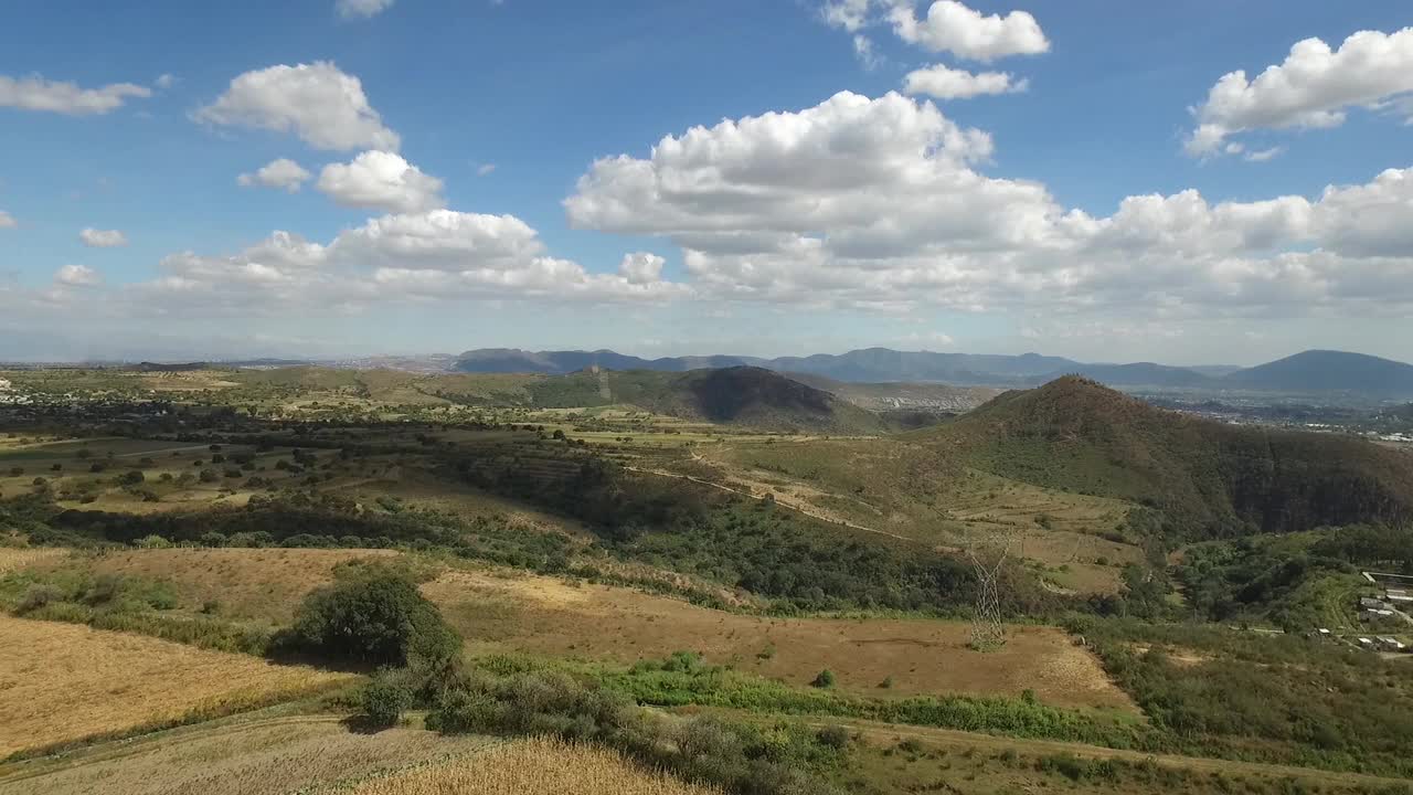 无人机对左侧田野和波波卡特佩特火山进行空中平移视频素材