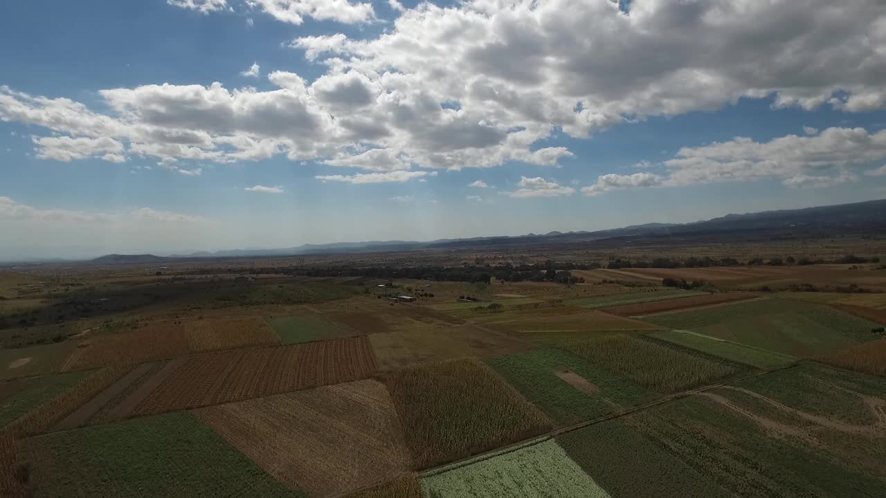 空中拍摄波波卡特佩特火山的嗡嗡声和向右移动的母猪视频素材