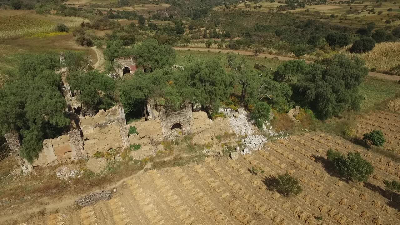 无人机，它升到农场外壳上方，显示田野视频素材