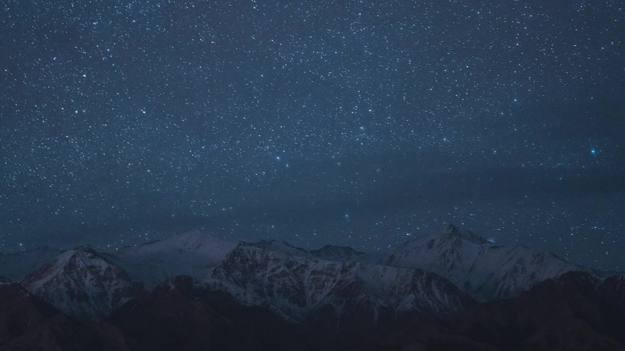 T/L夜空在雪山的夜晚视频素材