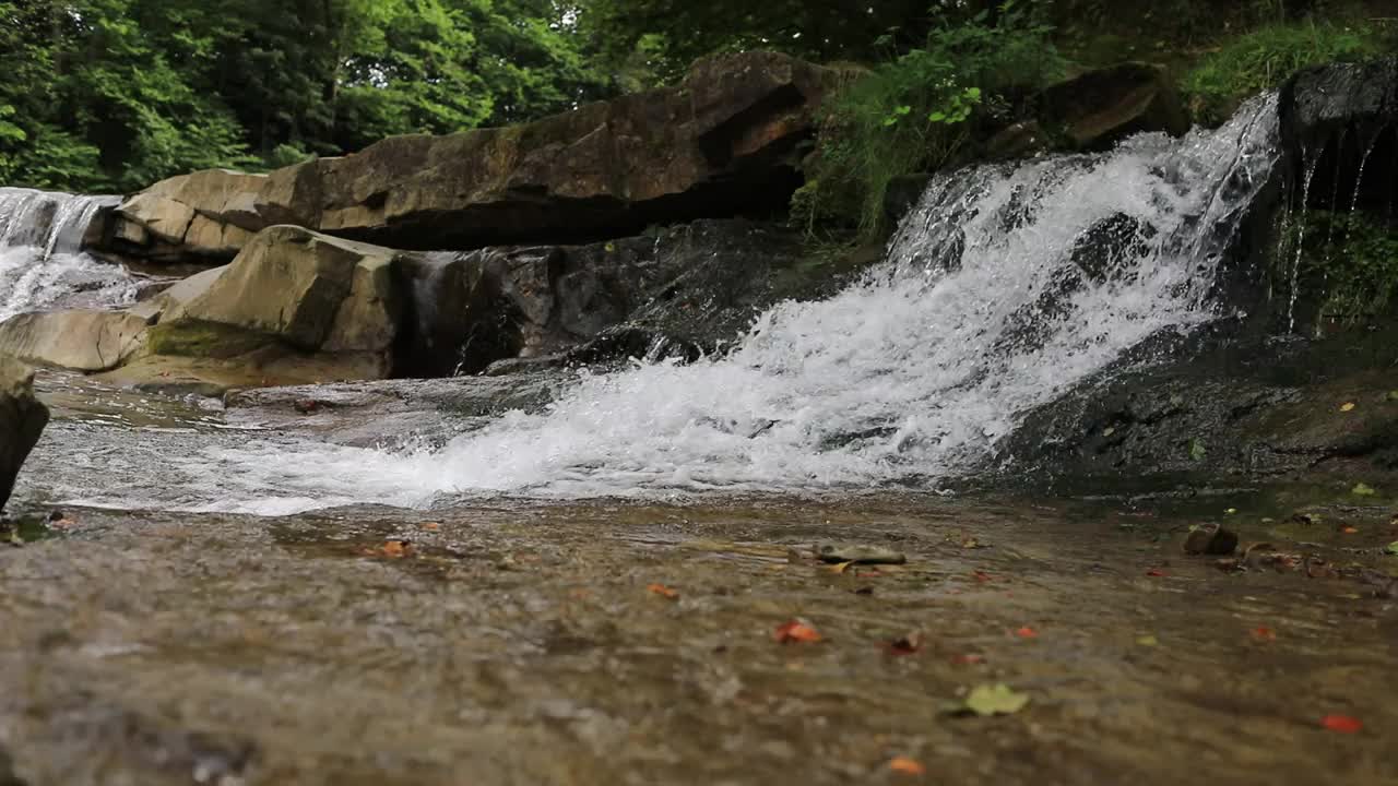 瀑布在山林中，喀尔巴阡山脉在乌克兰的野生自然。视频素材