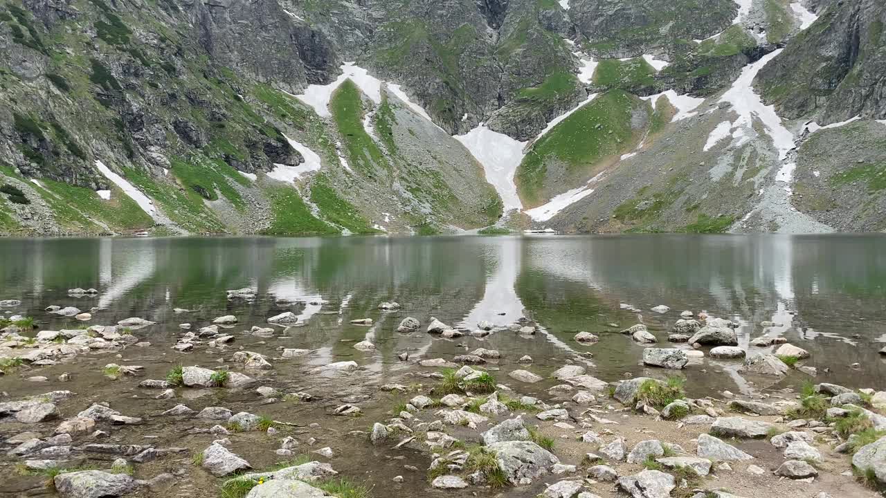 波兰山上的一个池塘视频素材