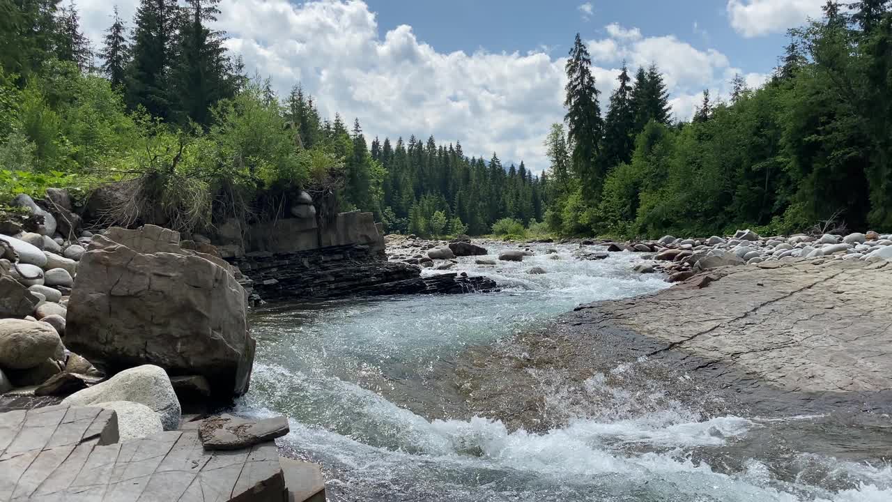 泰特拉山脉的一条河流视频下载