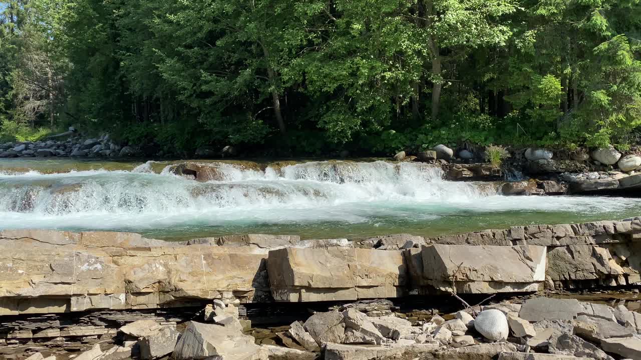 泰特拉山脉的一条河流视频素材