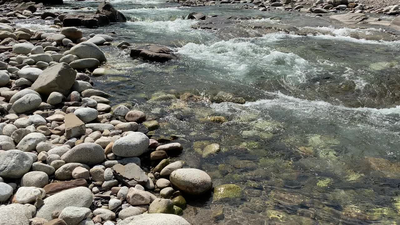 泰特拉山脉的一条河流视频素材