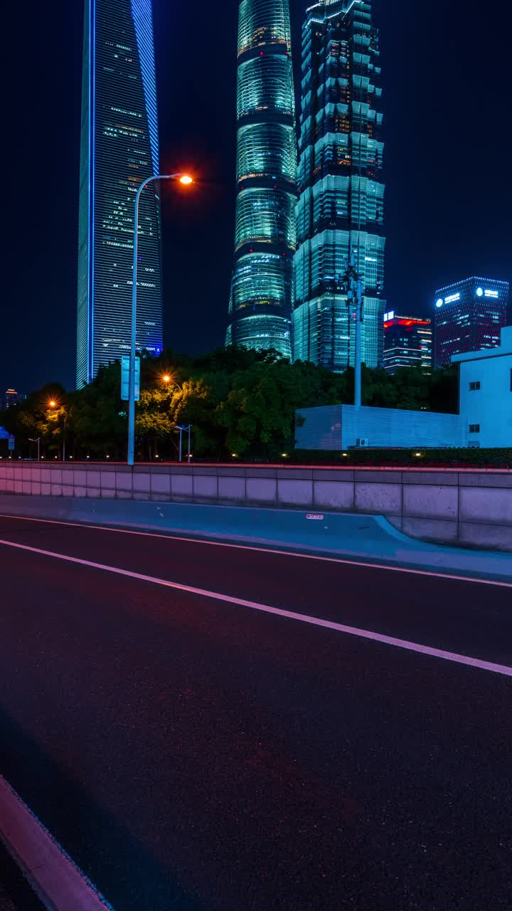 上海市区的夜车视频素材