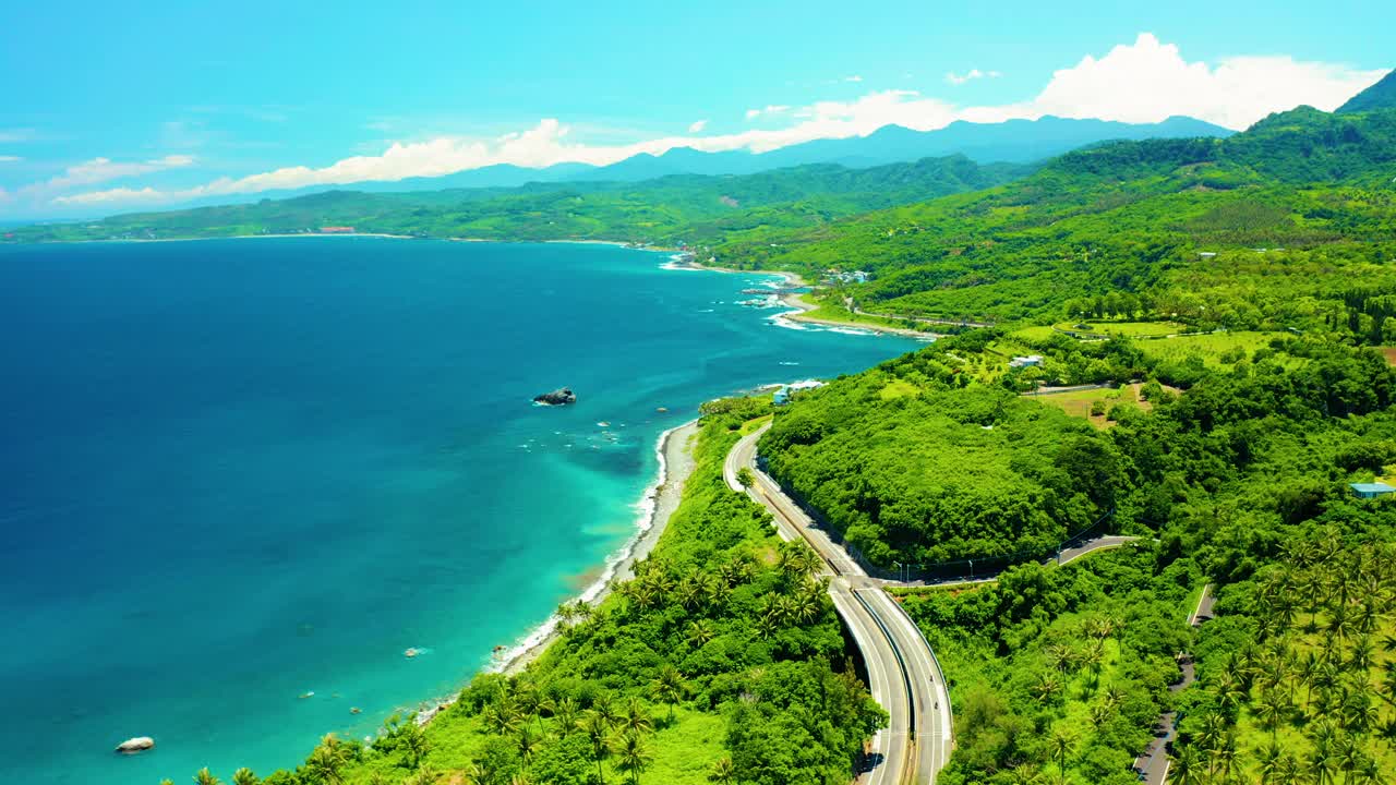 鸟瞰图美丽的海岸线和公路。，台湾。视频素材