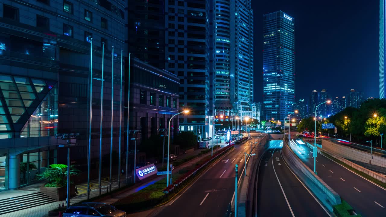 上海市区的夜车视频素材