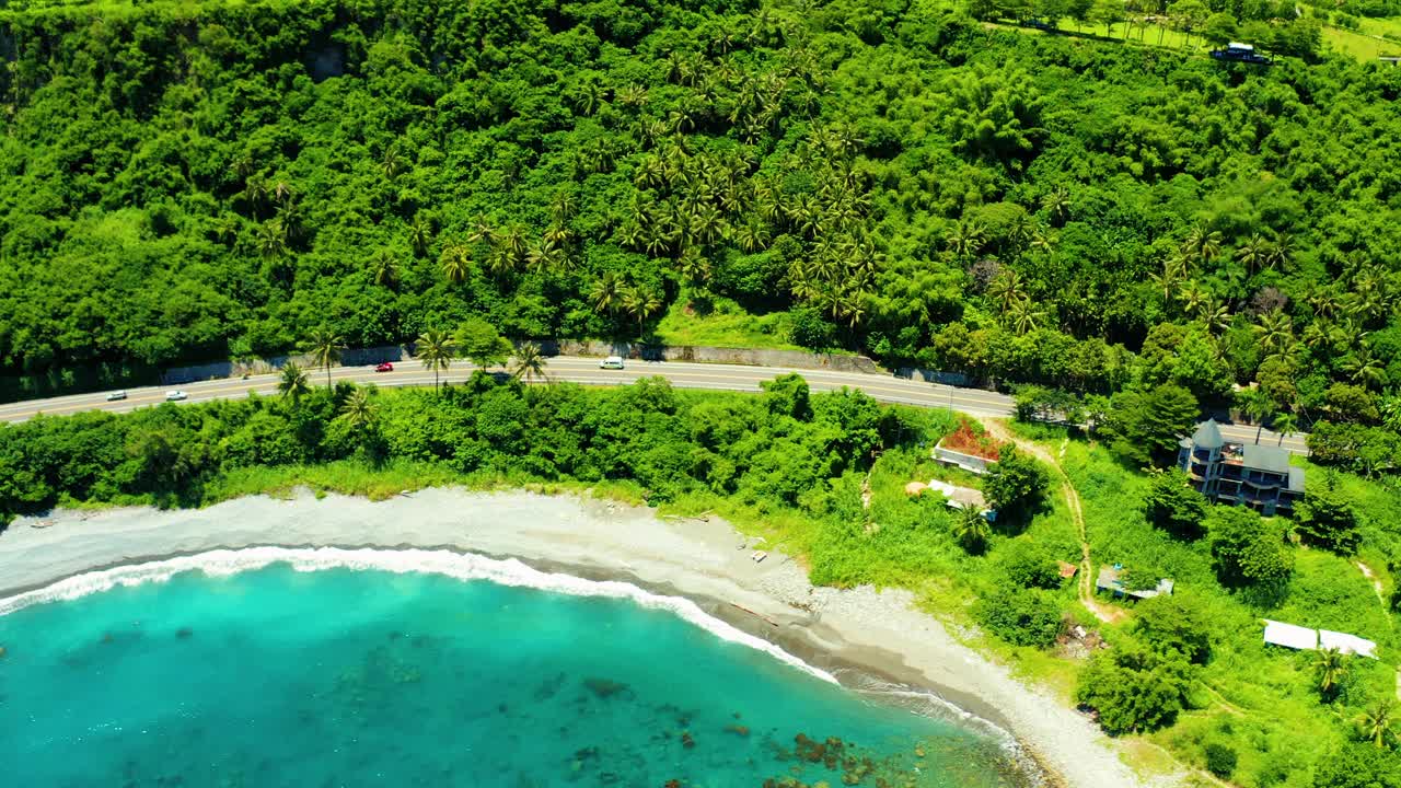 鸟瞰图美丽的海岸线和海滩。，台湾。视频素材