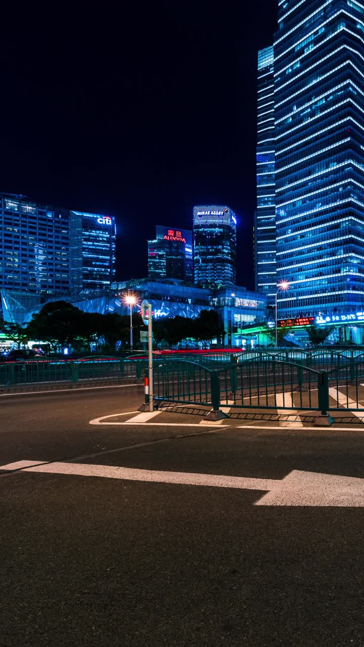 上海市区的夜车视频素材