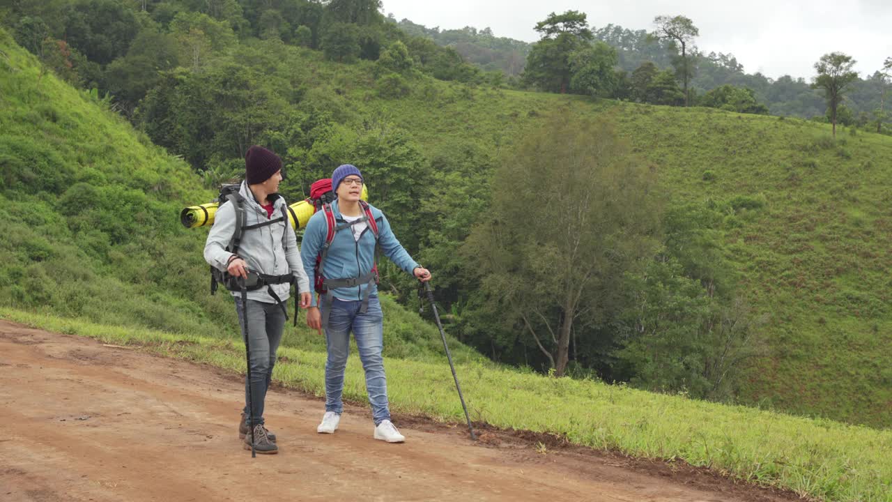 4K两个亚洲男性朋友一起登山。视频素材