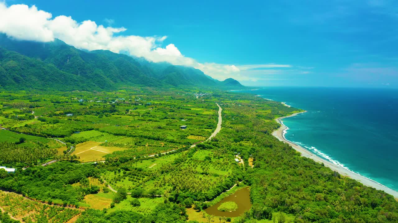 鸟瞰图美丽的海岸线和公路。，台湾。视频素材