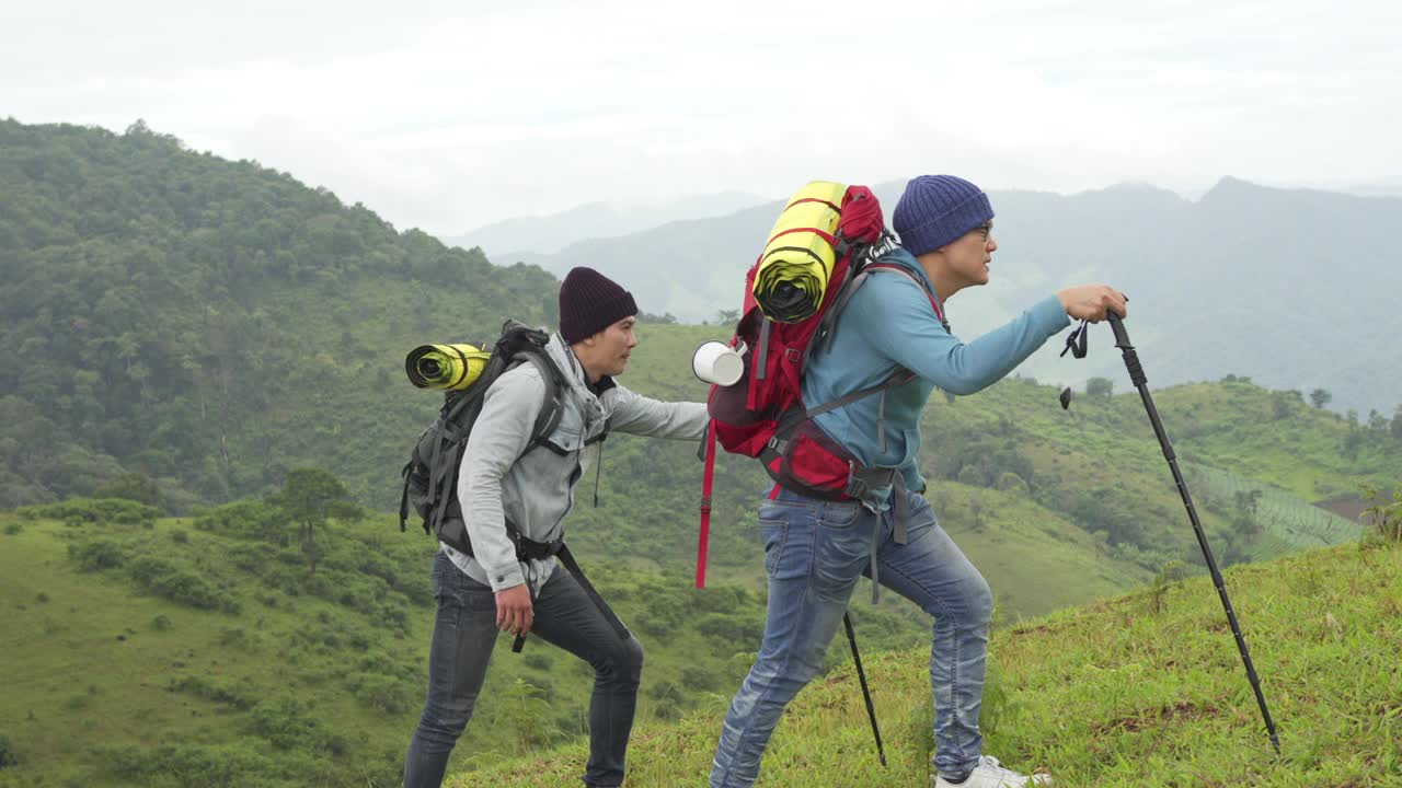 4K两个亚洲男性朋友一起登山。视频素材