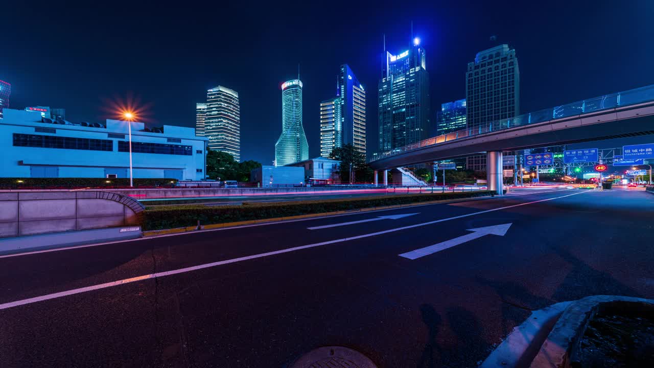 上海市区的夜车视频素材