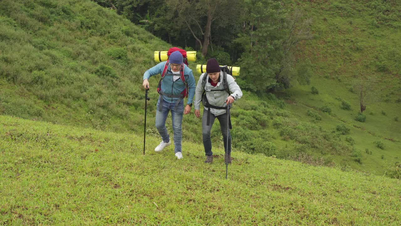 4K两个亚洲男性朋友一起登山。视频素材