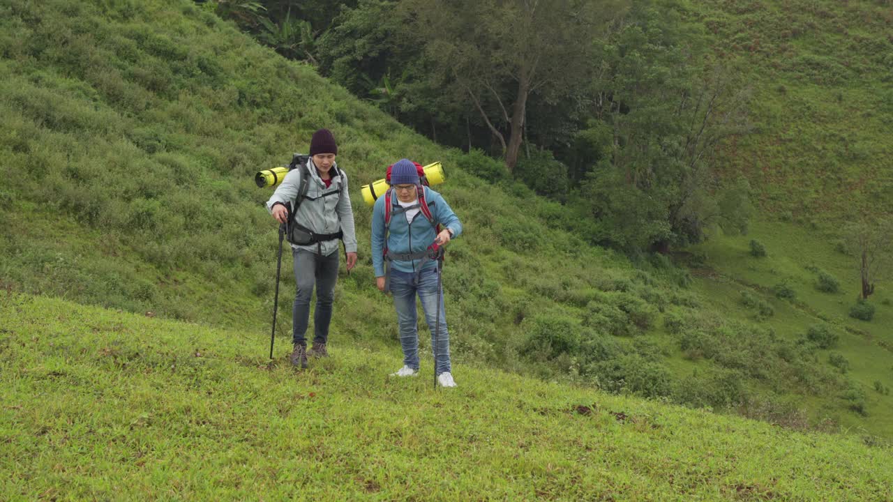 4K两个亚洲男性朋友一起登山。视频素材