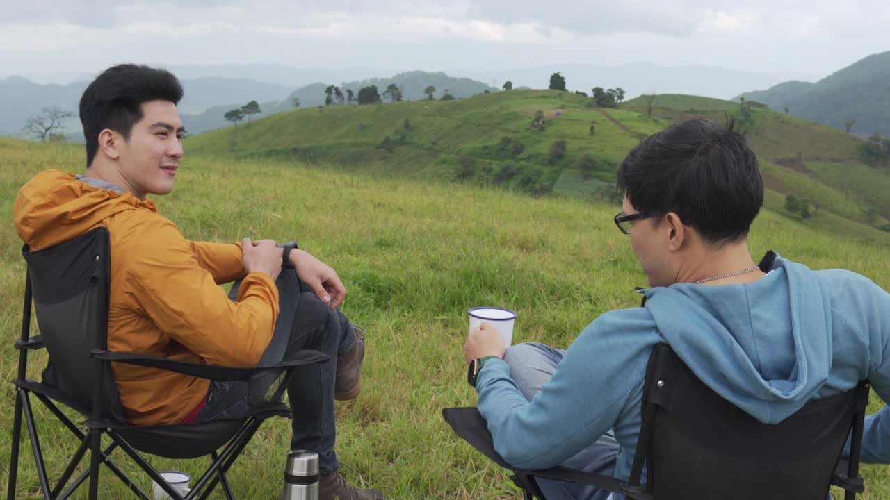 4K亚洲男性朋友一起登山时喝热咖啡视频素材