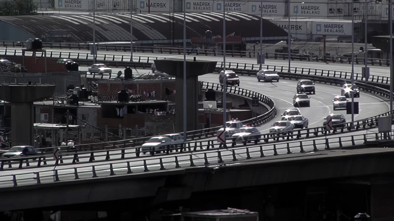 铁路轨道和Umberto Illia高架桥高速公路与快速驾驶的汽车在雷蒂罗社区，布宜诺斯艾利斯，阿根廷。视频素材