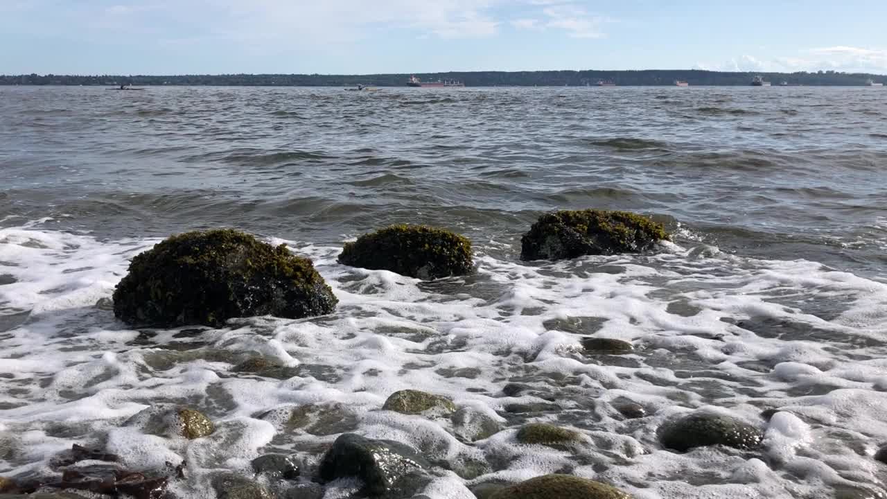 海浪拍打着岩石视频下载