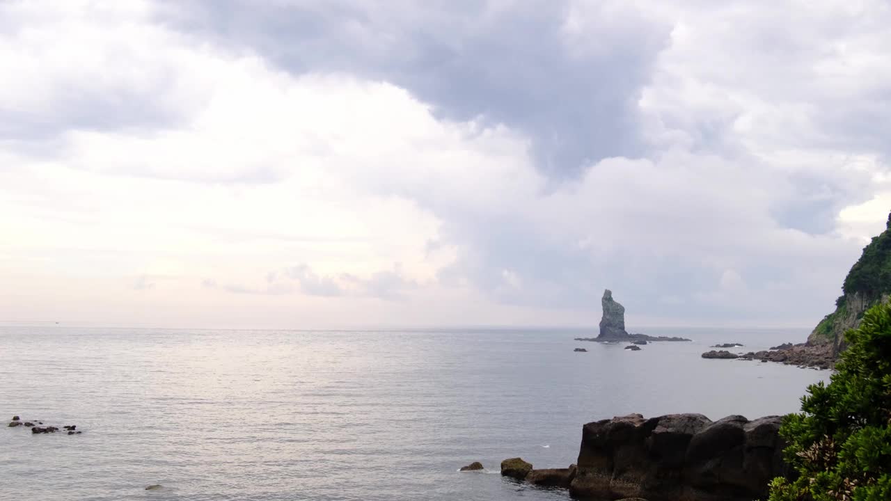 平静的大海和片神岩的景色视频素材