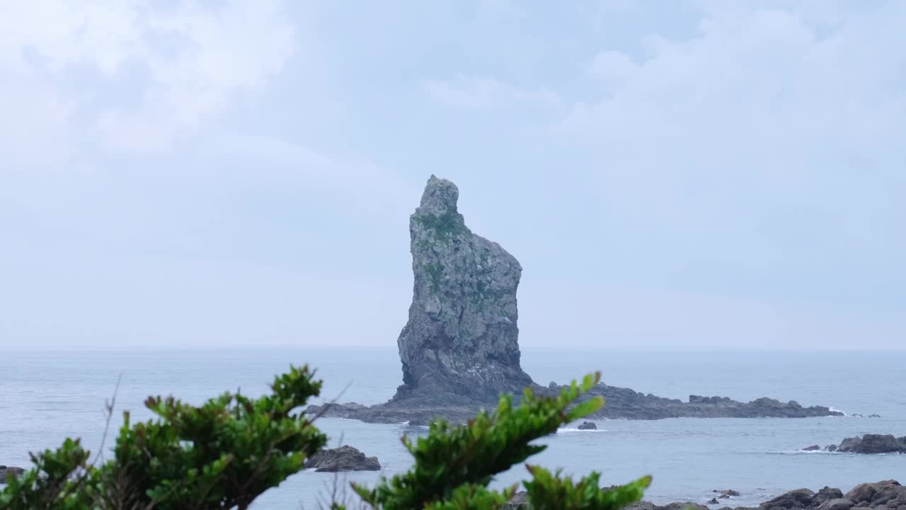 田上岩高耸于雪峰公园视频素材