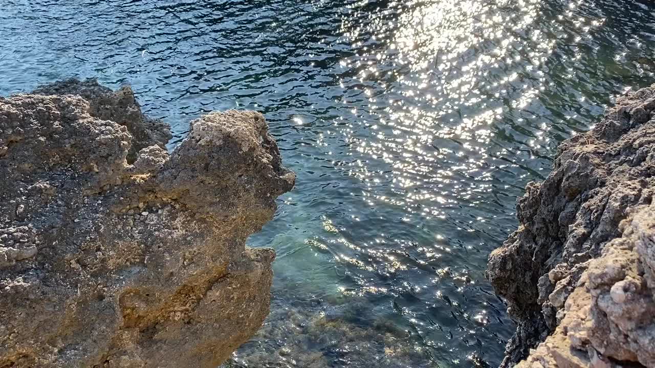 不寻常的海岸悬崖海水。美丽的海景。夏日傍晚水面令人心旷神怡的景象。视频素材