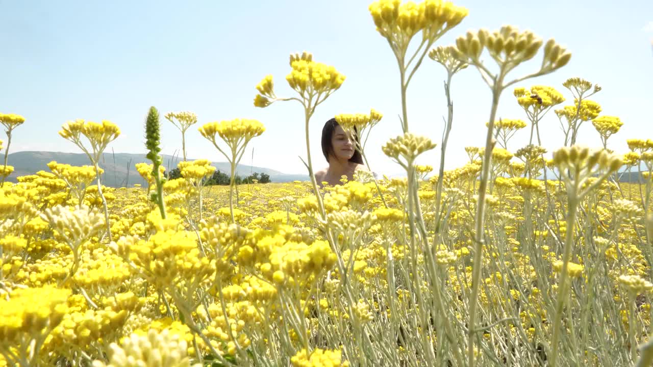 一个女孩在花丛中视频素材