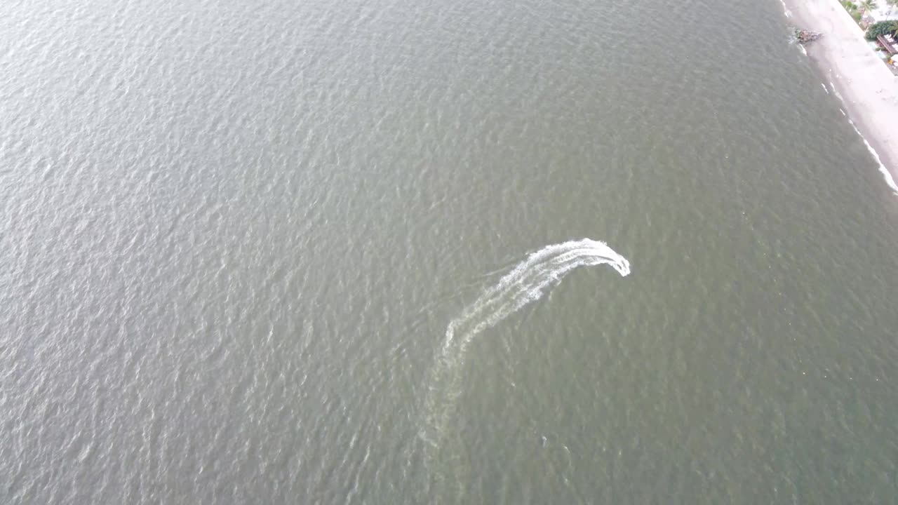 小船在海上架起4k天线视频素材