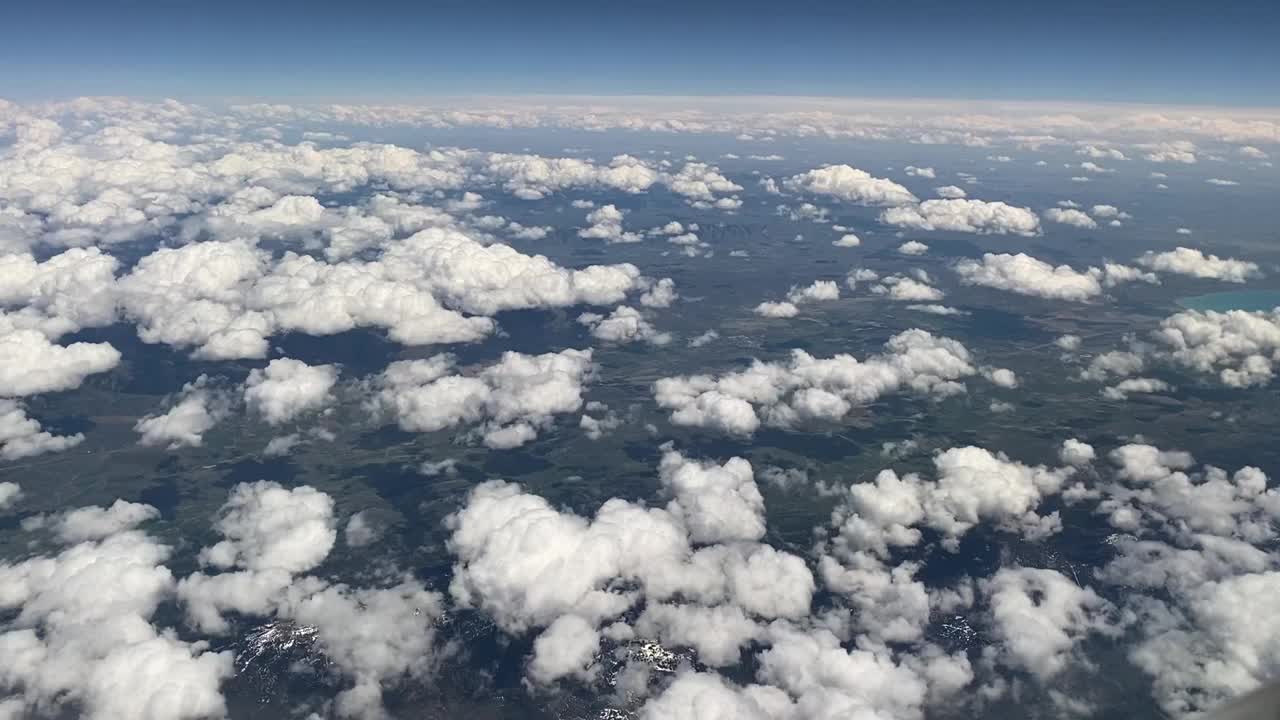 乘飞机旅行。飞机飞行。视频素材