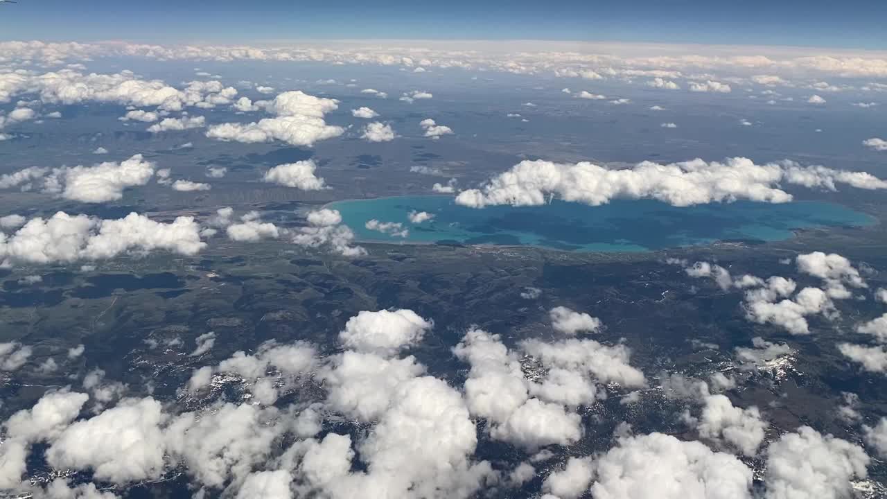 乘飞机旅行。飞机飞行。视频素材