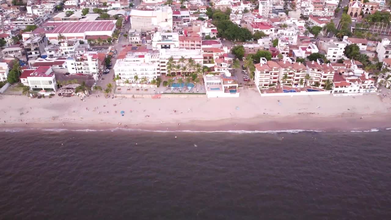 粉红色的大海和沙滩从日光浴，空中4k。视频下载