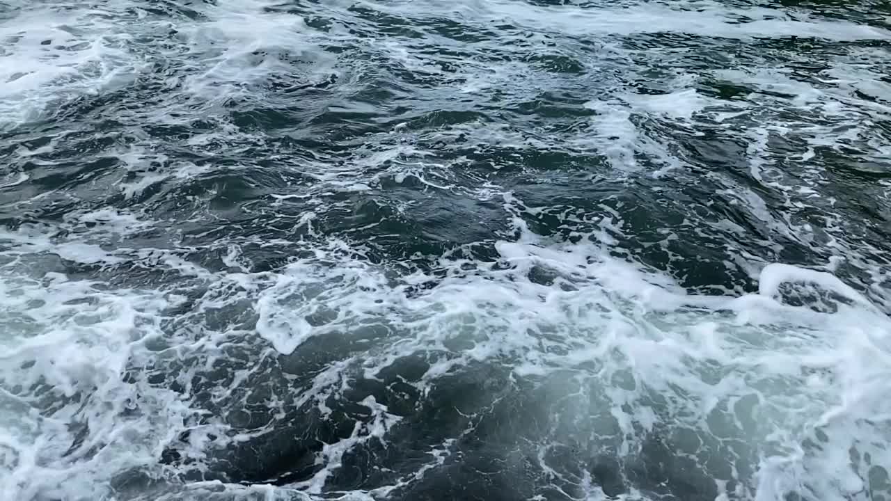 暴风雨的海浪背景。强大的海洋在风暴中破浪。视频素材