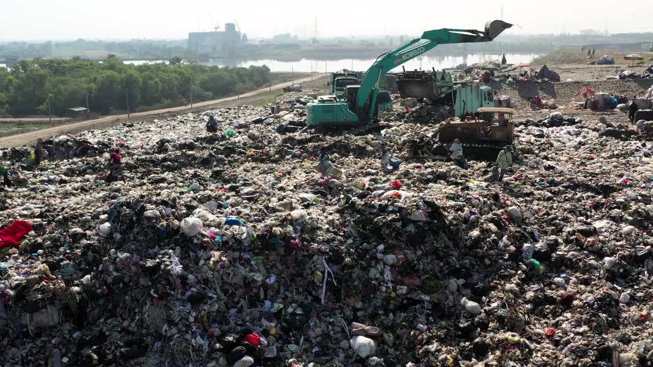 鸟瞰图垃圾山，垃圾堆填城市视频素材