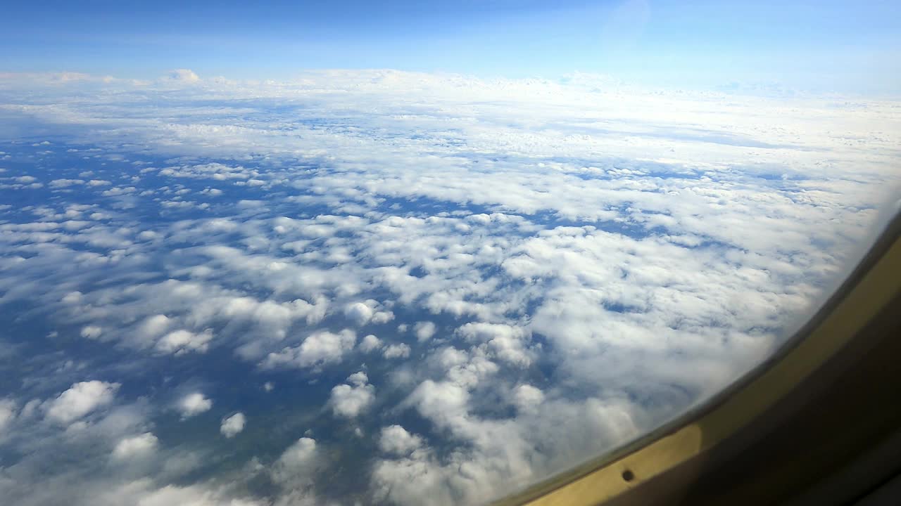 通过飞机窗口观察太空景观到地球视频素材