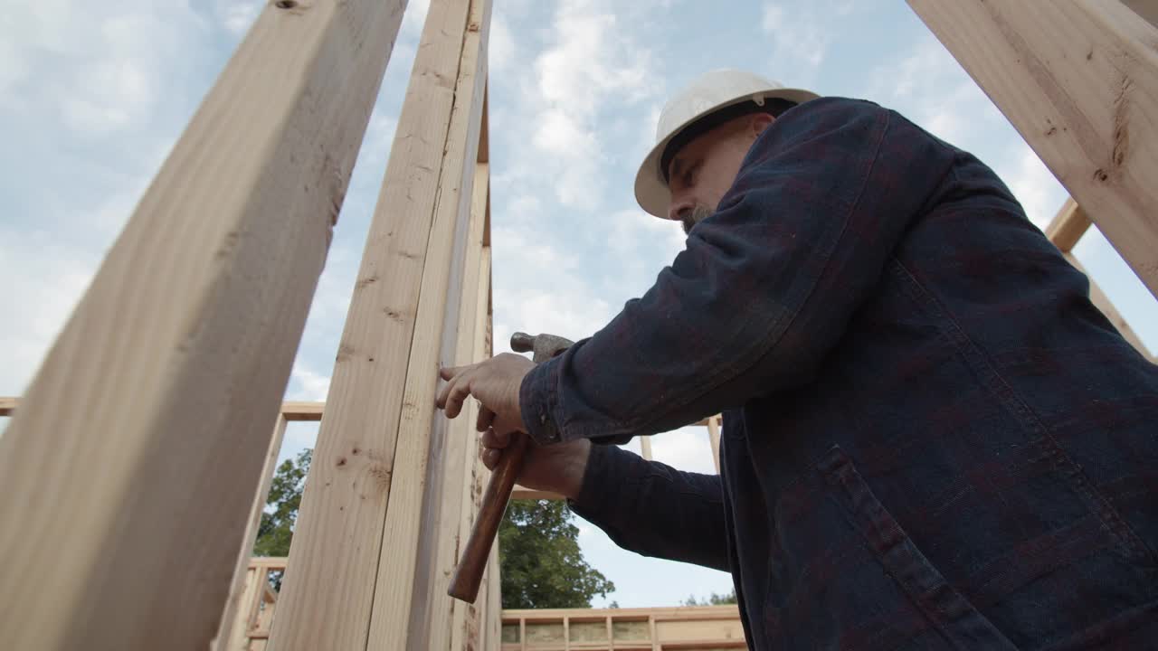 CU建筑工人戴着安全帽建造房子视频素材