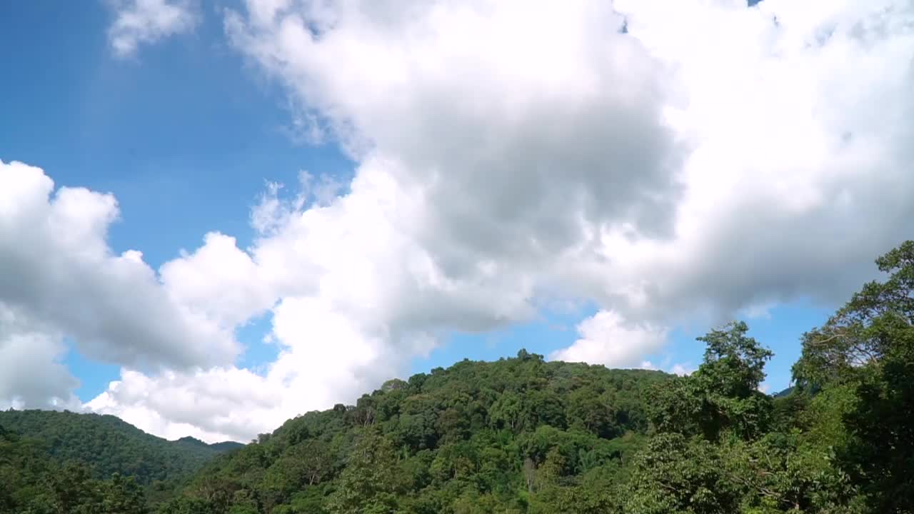 蓝天和乌云与山，时间流逝视频米昆邦，清迈泰国视频素材