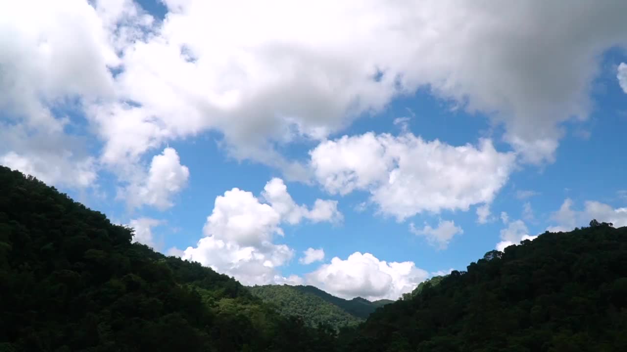 蓝天和乌云与山，时间流逝视频米昆邦，清迈泰国视频素材