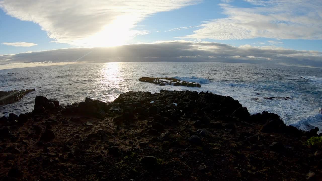 海浪拍打着夏威夷海岸线的慢镜头。太平洋。视频素材