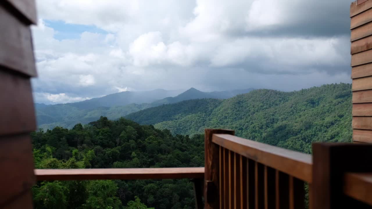 阳台上的绿色山景视频素材