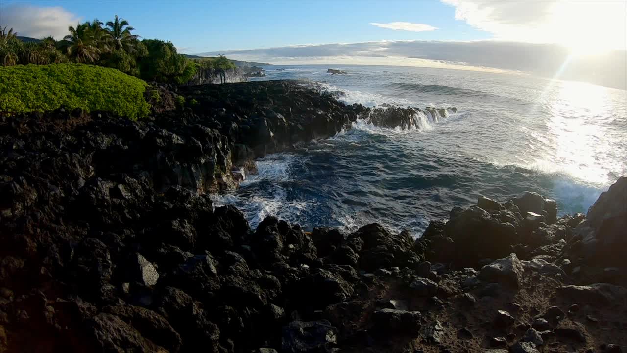 海浪拍打着夏威夷海岸线的慢镜头。太平洋。视频素材