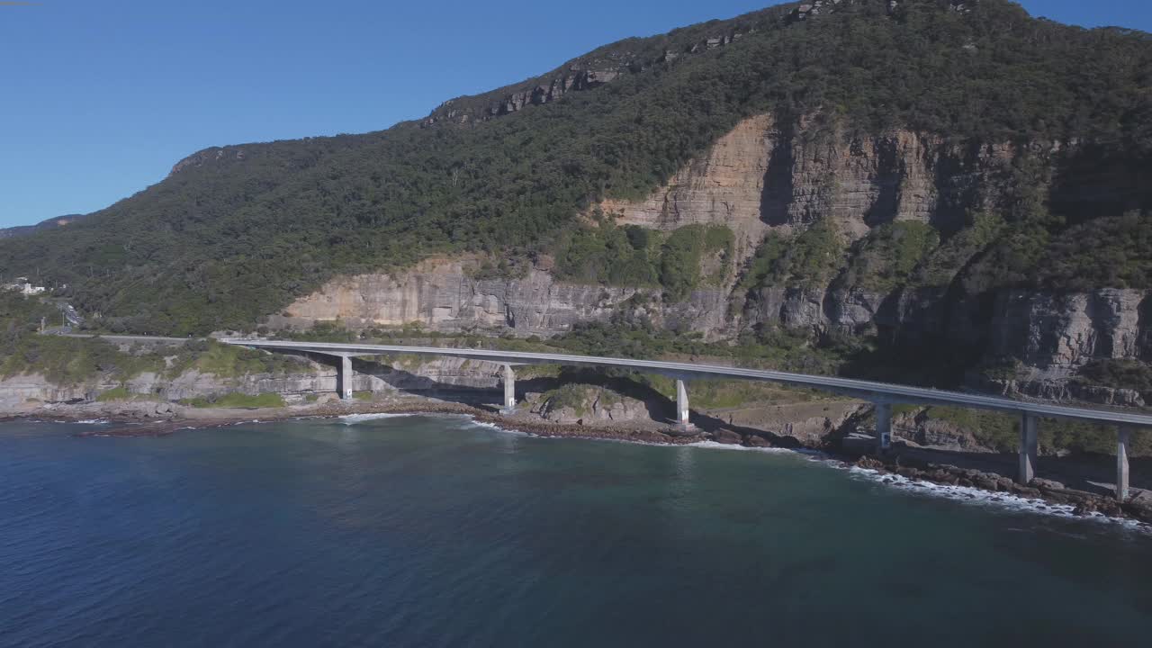 空中盘海悬崖桥视频素材