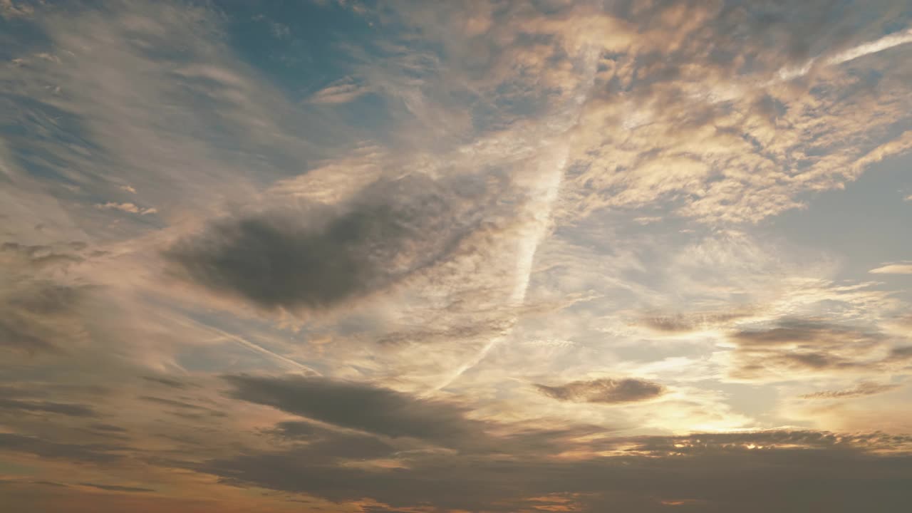 早晨蓝色橙色的天空，阳光透过云层照耀-延时视频视频素材