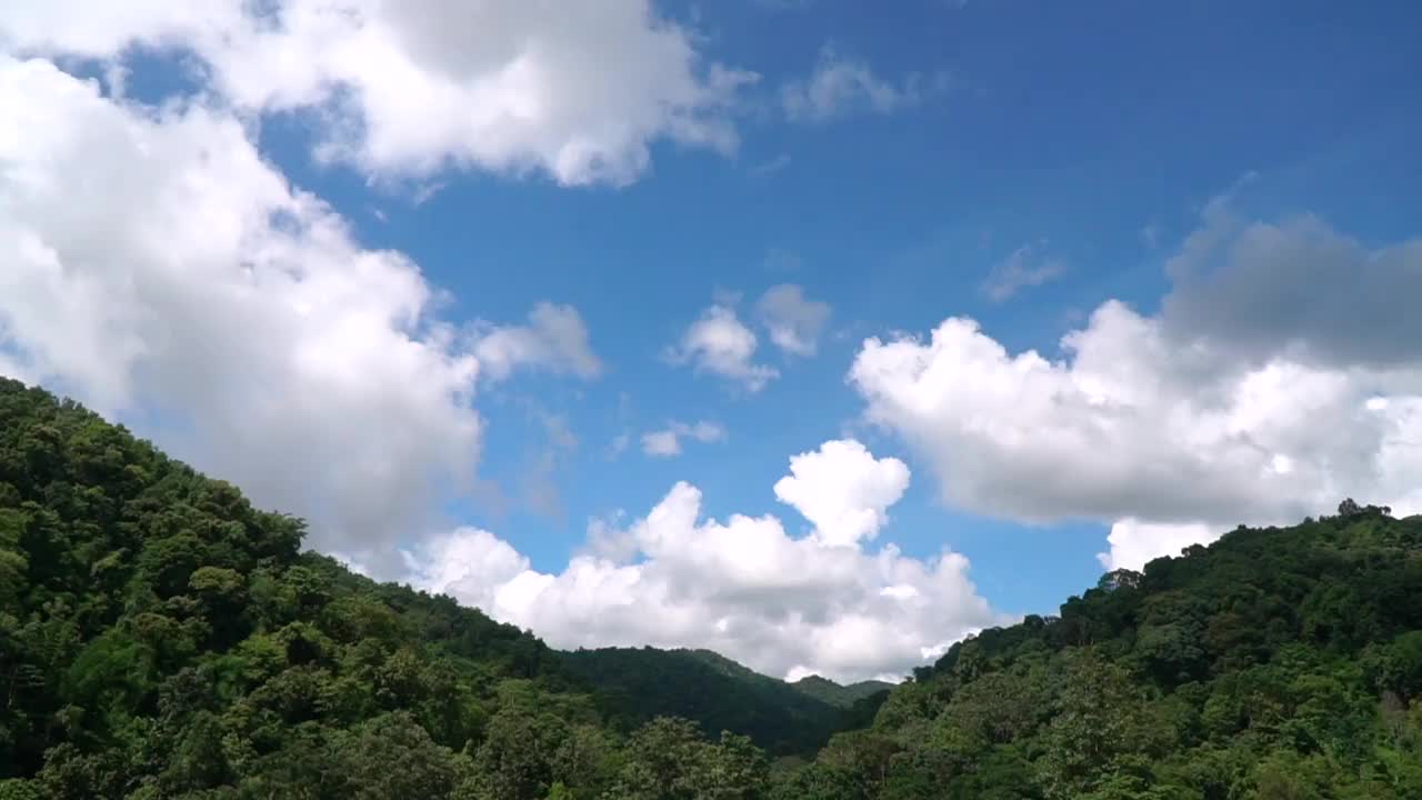 蓝天和乌云与山，时间流逝视频米昆邦，清迈泰国视频素材