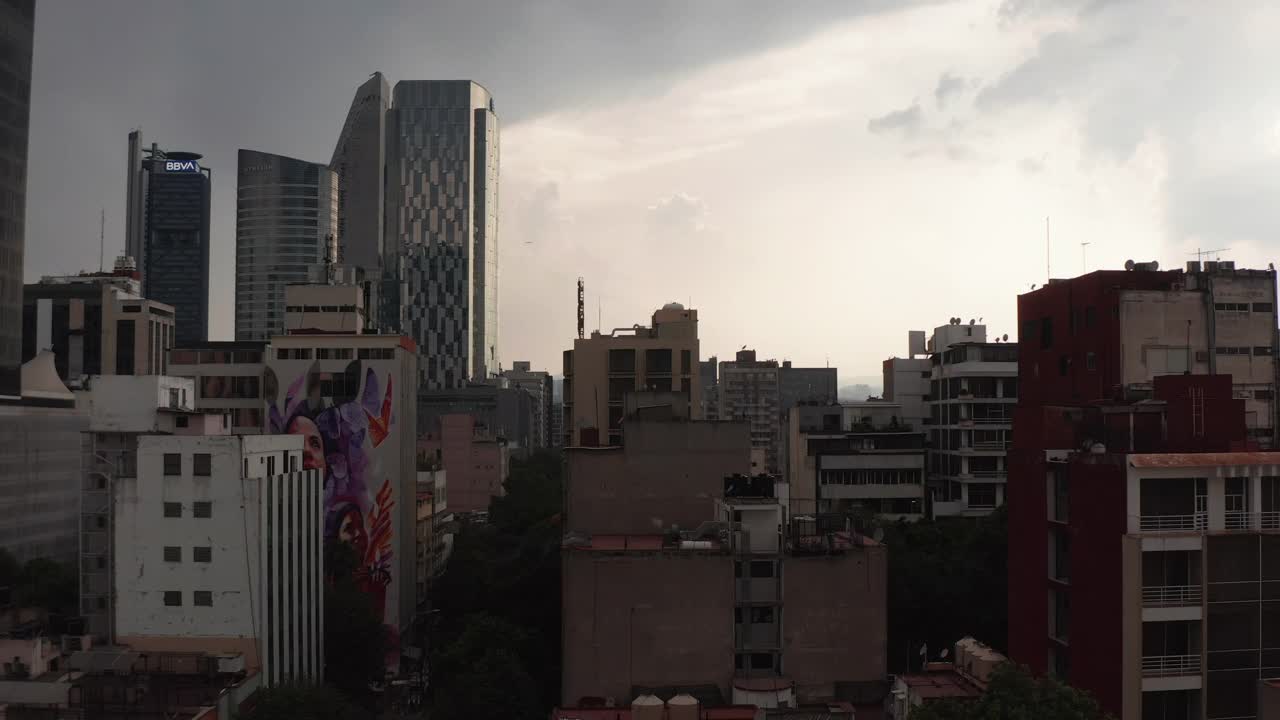 在城市中心的高层办公楼滑块。高对比度的场景。大雨前的天空。墨西哥城,墨西哥视频素材