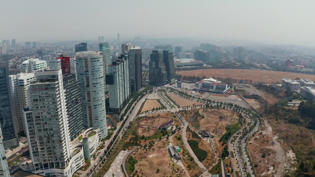 在公园上空向前飞行。现代街区摩天大楼全景鸟瞰图。墨西哥城,墨西哥视频素材