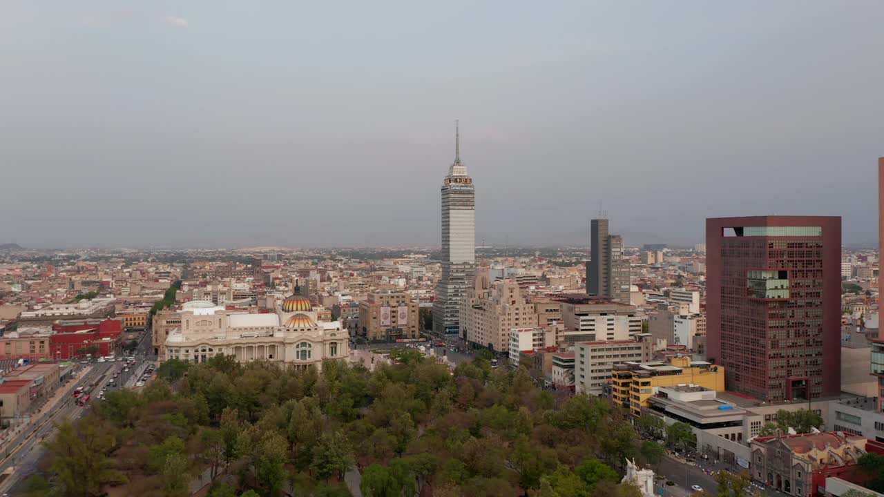 正前方飞在城市公园上空，朝向Torre拉丁美洲的一座高楼。城市的背景。墨西哥城,墨西哥视频素材